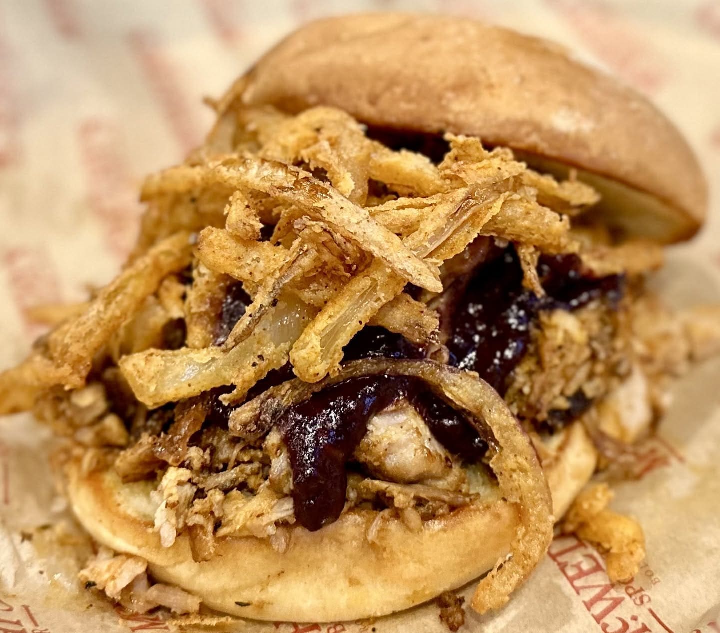 SMOKED PULLED PORK SANDWICH